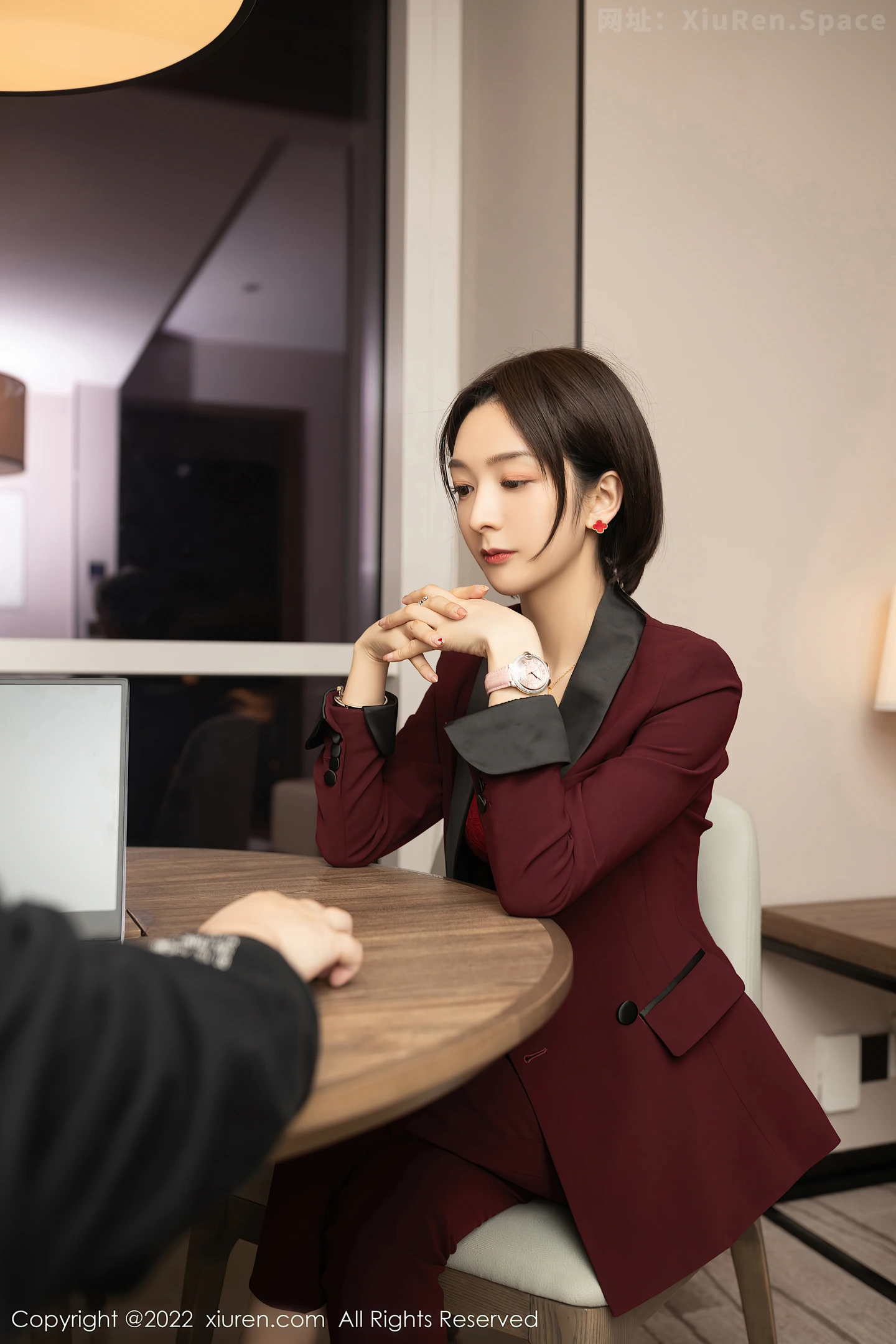 图片[3]-[XiuRen秀人网] VOL.5111 女神Angela小热巴女老板角色扮演半脱露红色蕾丝内衣诱惑写真72P-秀人网官方网站